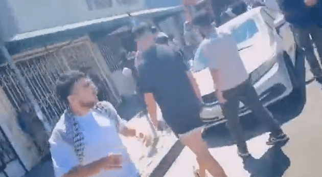 עם כאפיות: פרו פלסטינים תקפו יהודים ליד בית הכנסת