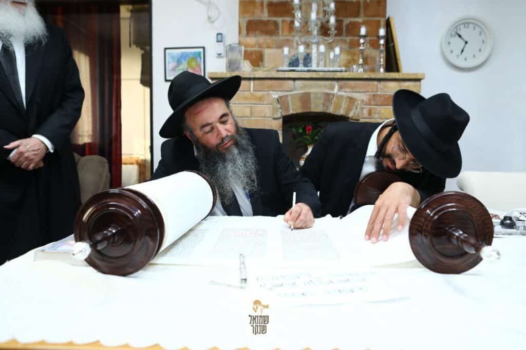 רכסים צהלה: הכנסת ס"ת לבית הכנסת בכפר חסידים