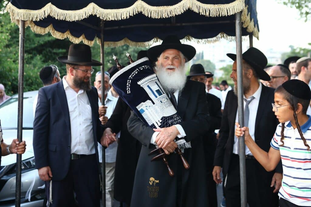 רכסים צהלה: הכנסת ס"ת לבית הכנסת בכפר חסידים