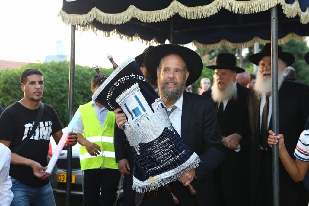 רכסים צהלה: הכנסת ס"ת לבית הכנסת בכפר חסידים