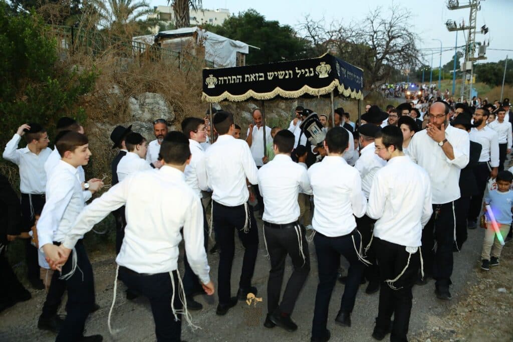 רכסים צהלה: הכנסת ס"ת לבית הכנסת בכפר חסידים