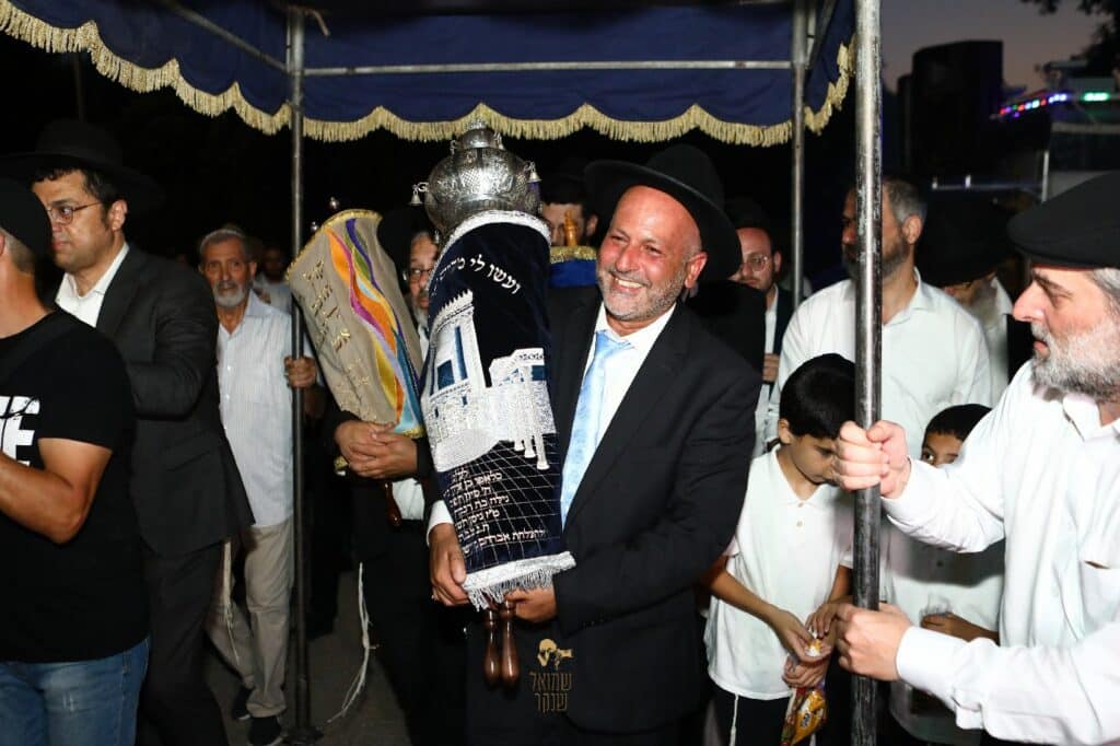 רכסים צהלה: הכנסת ס"ת לבית הכנסת בכפר חסידים