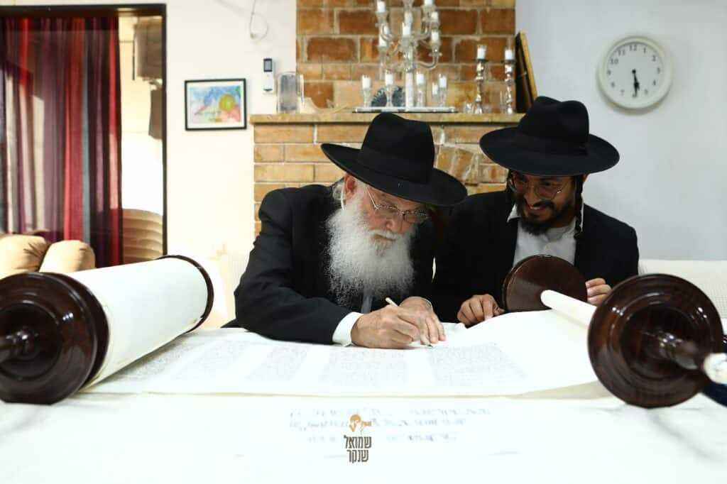 רכסים צהלה: הכנסת ס"ת לבית הכנסת בכפר חסידים