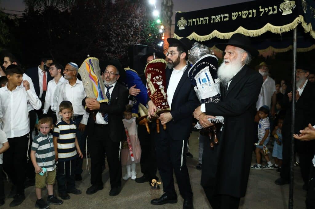 רכסים צהלה: הכנסת ס"ת לבית הכנסת בכפר חסידים