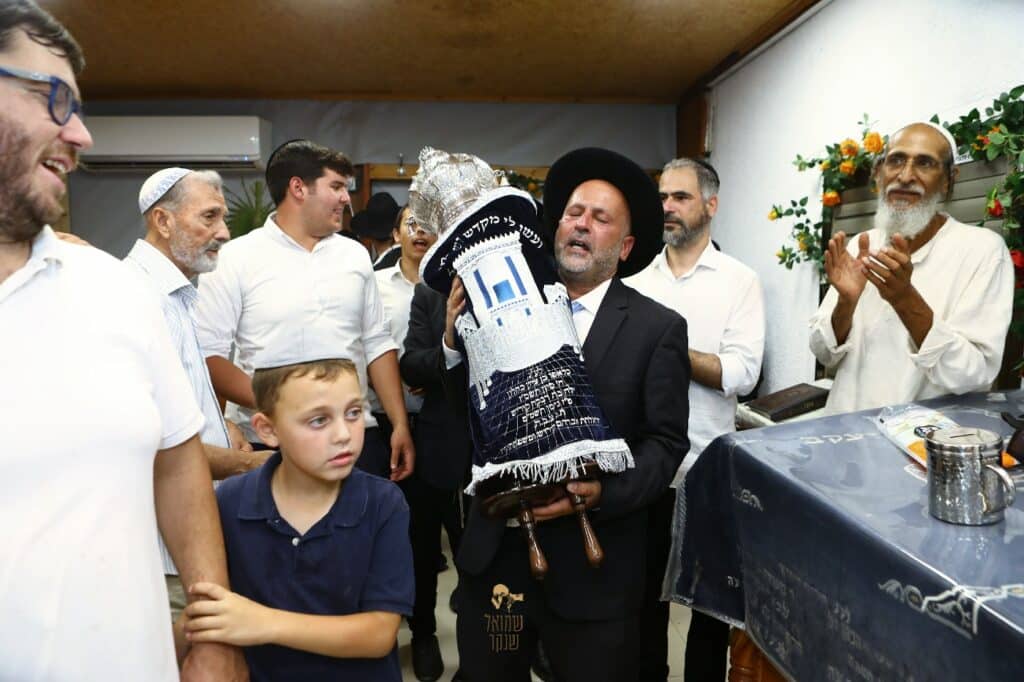 רכסים צהלה: הכנסת ס"ת לבית הכנסת בכפר חסידים