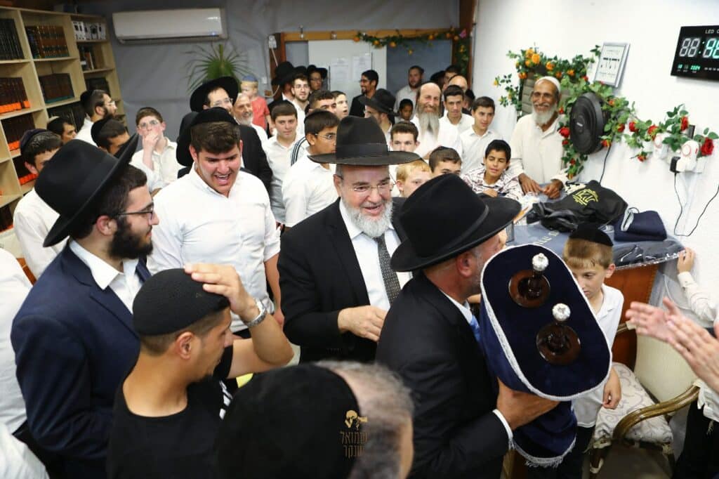 רכסים צהלה: הכנסת ס"ת לבית הכנסת בכפר חסידים