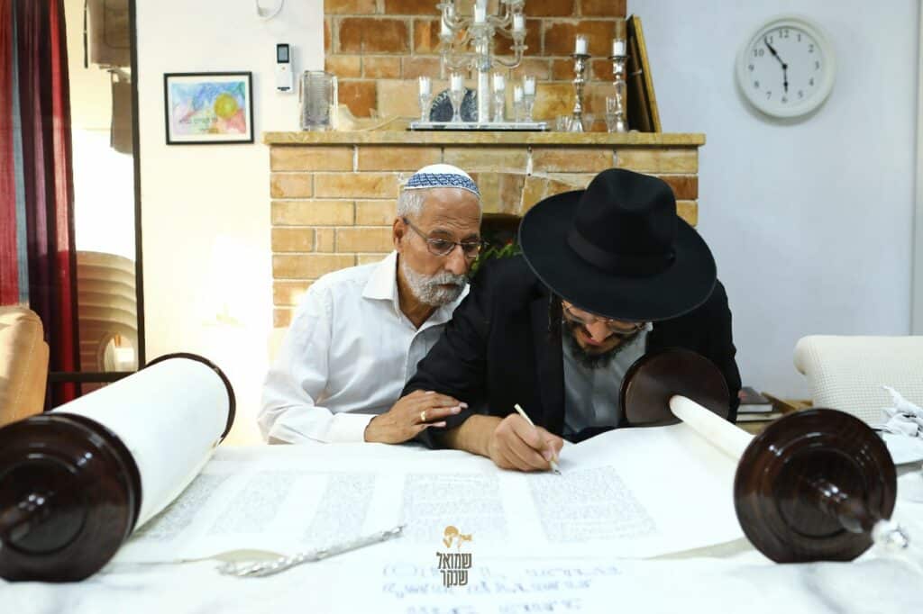 רכסים צהלה: הכנסת ס"ת לבית הכנסת בכפר חסידים