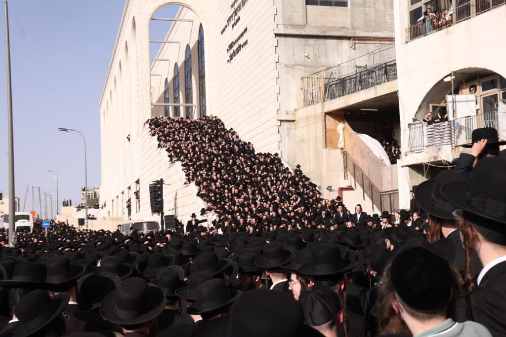 הלווית ההמונים: הרבנית הצדקנית מגור ע"ה הובאה למנוחות