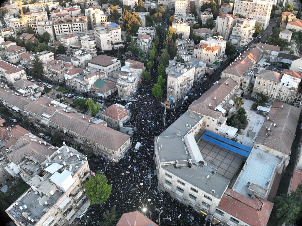 אלפים התכנסו בירושלים במחאה נגד גיוס בני הישיבות