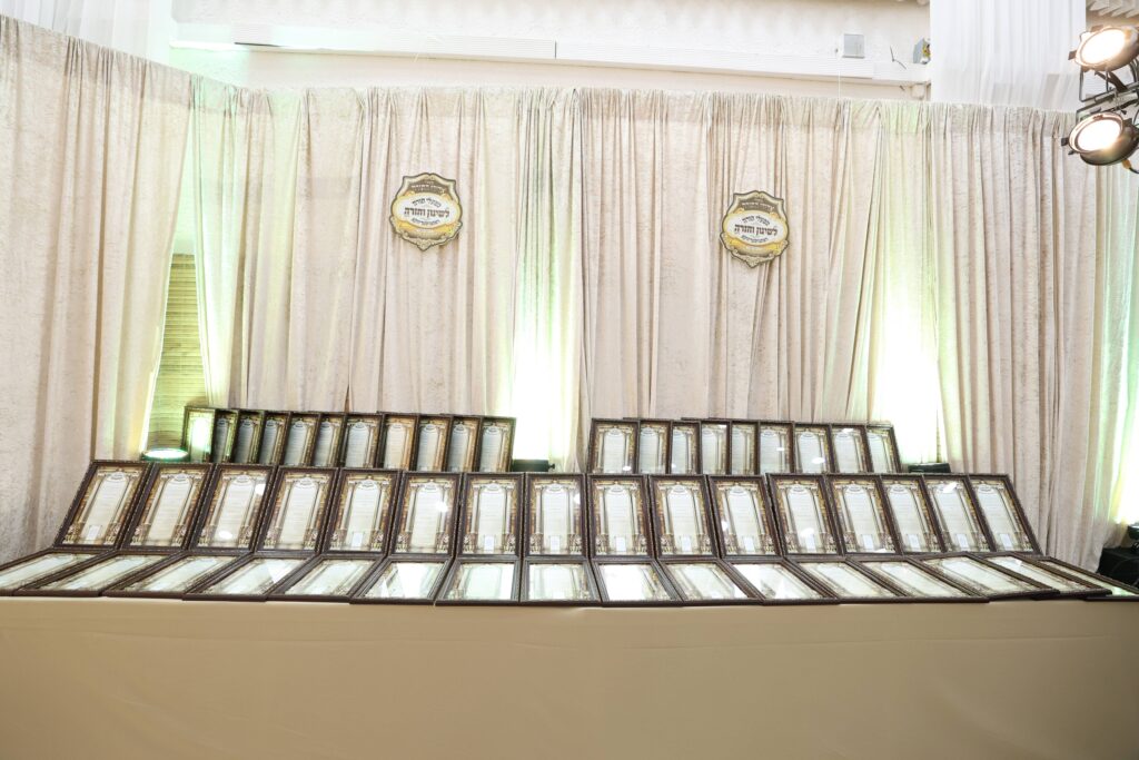 גלריה: ברחמסטריווקא חגגו את מעמד 'אדירי התורה'