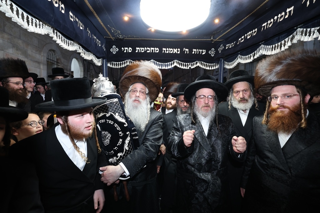 גלריה: בביאלא בני ברק הכניסו ספר תורה