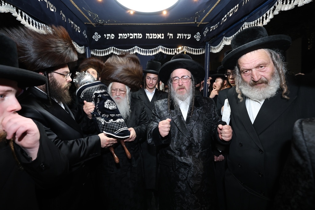 גלריה: בביאלא בני ברק הכניסו ספר תורה