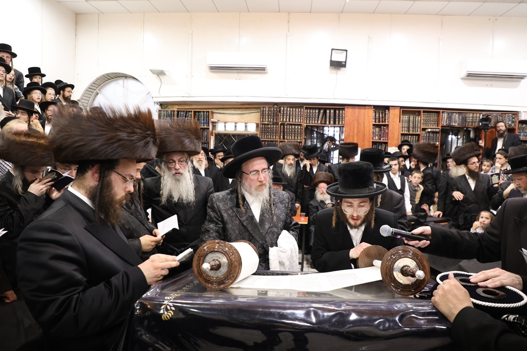 גלריה: בביאלא בני ברק הכניסו ספר תורה