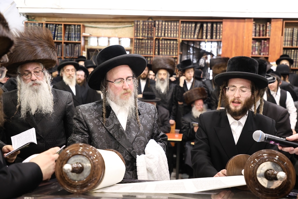 גלריה: בביאלא בני ברק הכניסו ספר תורה