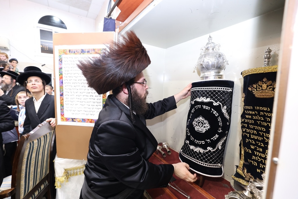 גלריה: בביאלא בני ברק הכניסו ספר תורה