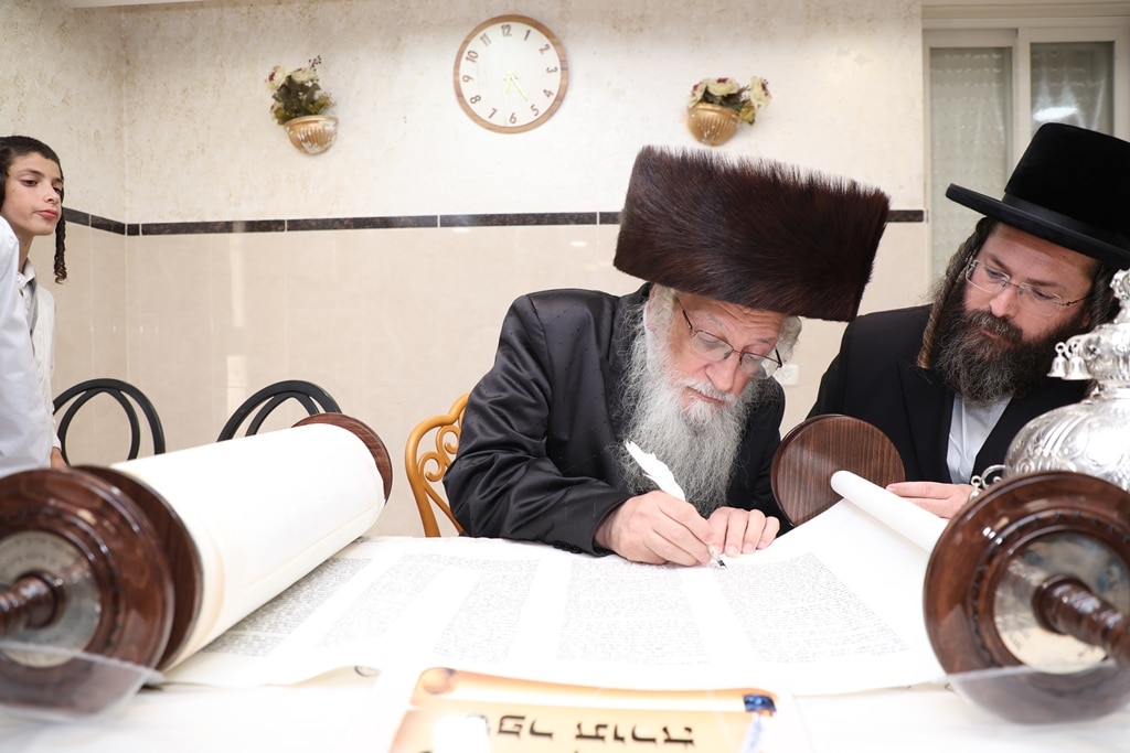 גלריה: בביאלא בני ברק הכניסו ספר תורה