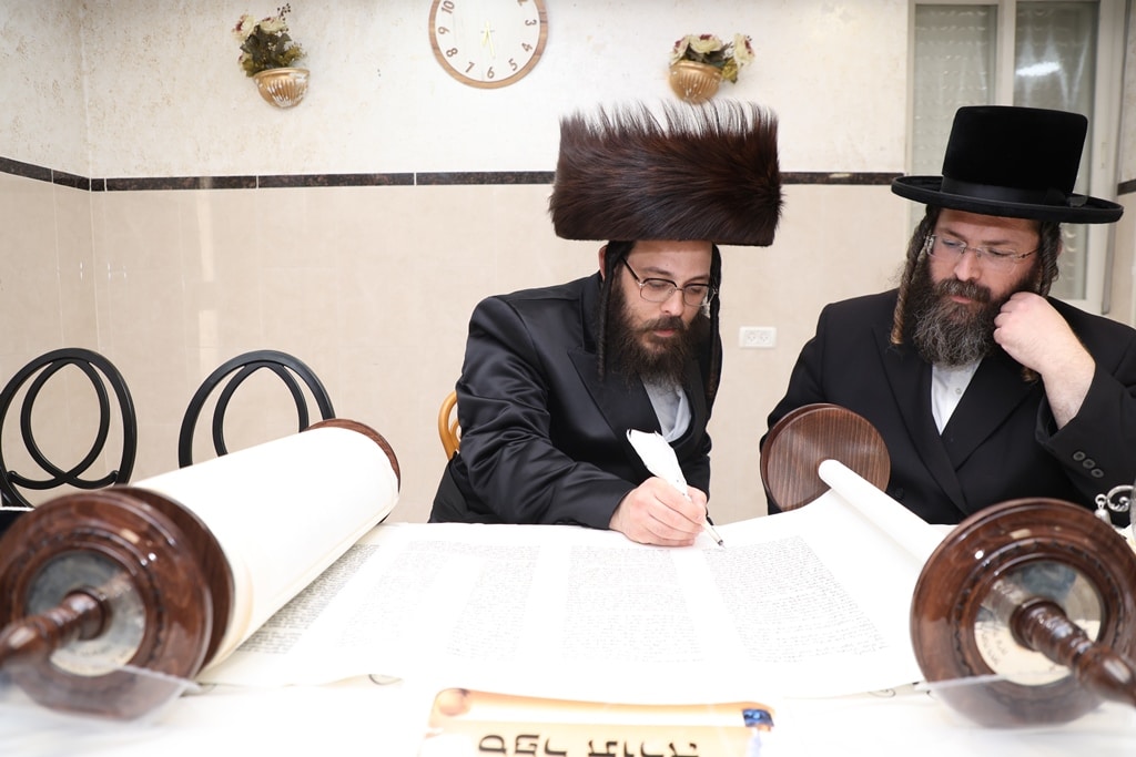 גלריה: בביאלא בני ברק הכניסו ספר תורה