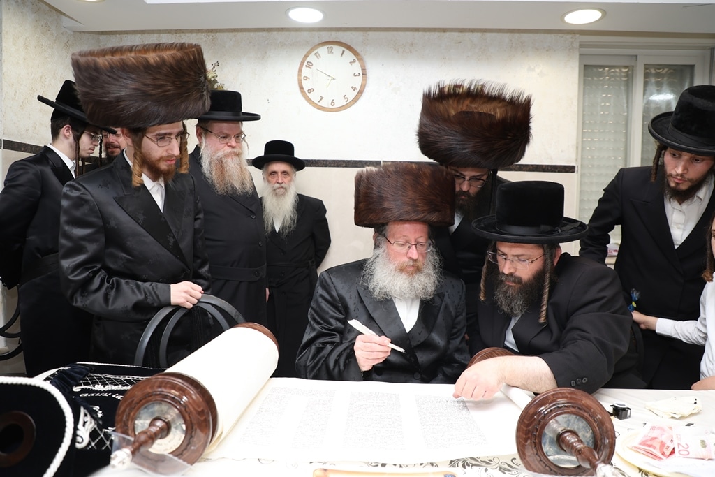 גלריה: בביאלא בני ברק הכניסו ספר תורה