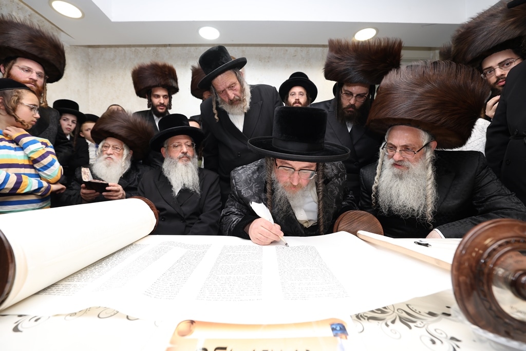 גלריה: בביאלא בני ברק הכניסו ספר תורה