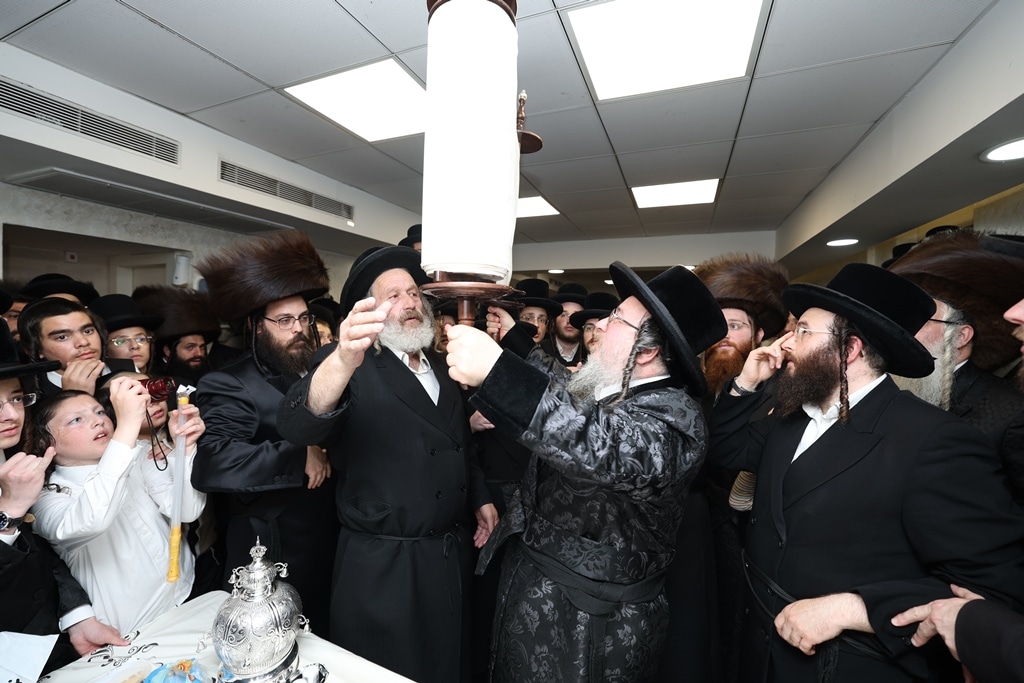 גלריה: בביאלא בני ברק הכניסו ספר תורה