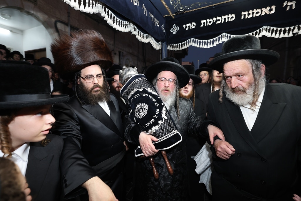 גלריה: בביאלא בני ברק הכניסו ספר תורה