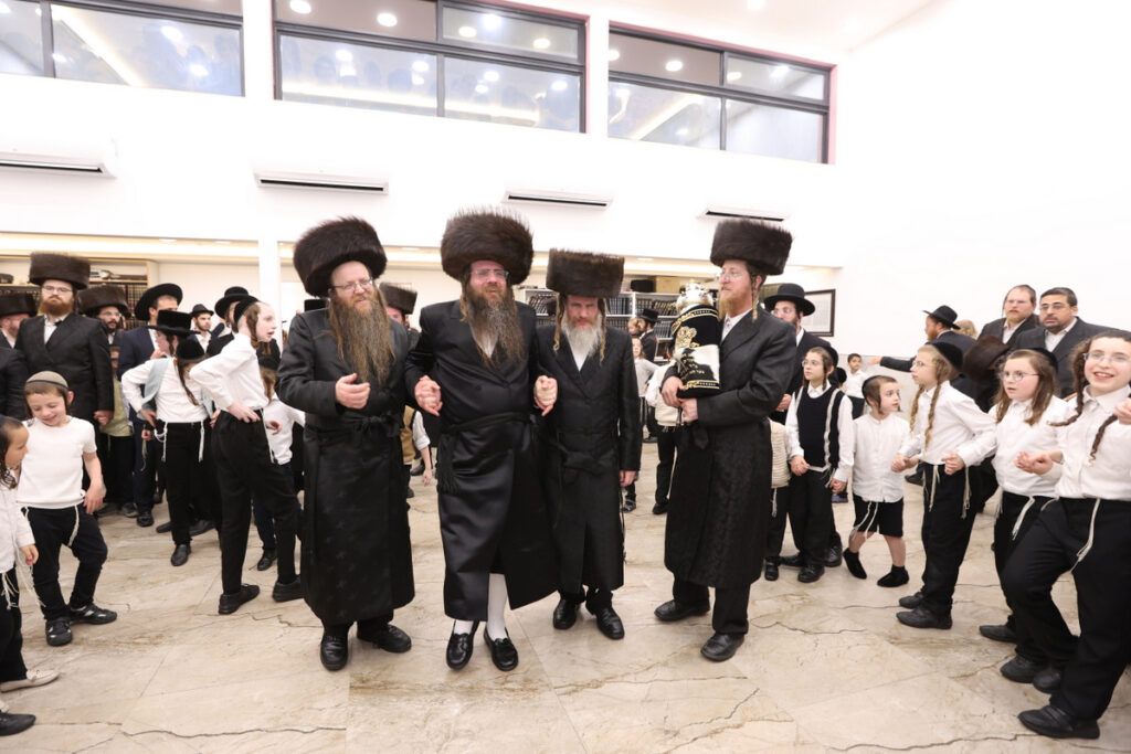 ביום ההילולא: בבית מדרש 'אור החיים' הכניסו ספר תורה