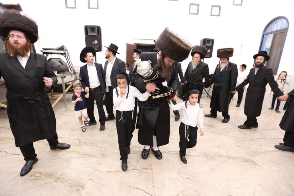 ביום ההילולא: בבית מדרש 'אור החיים' הכניסו ספר תורה