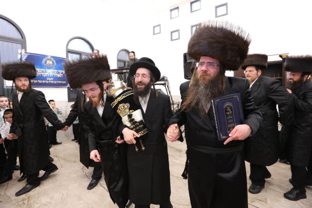 ביום ההילולא: בבית מדרש 'אור החיים' הכניסו ספר תורה