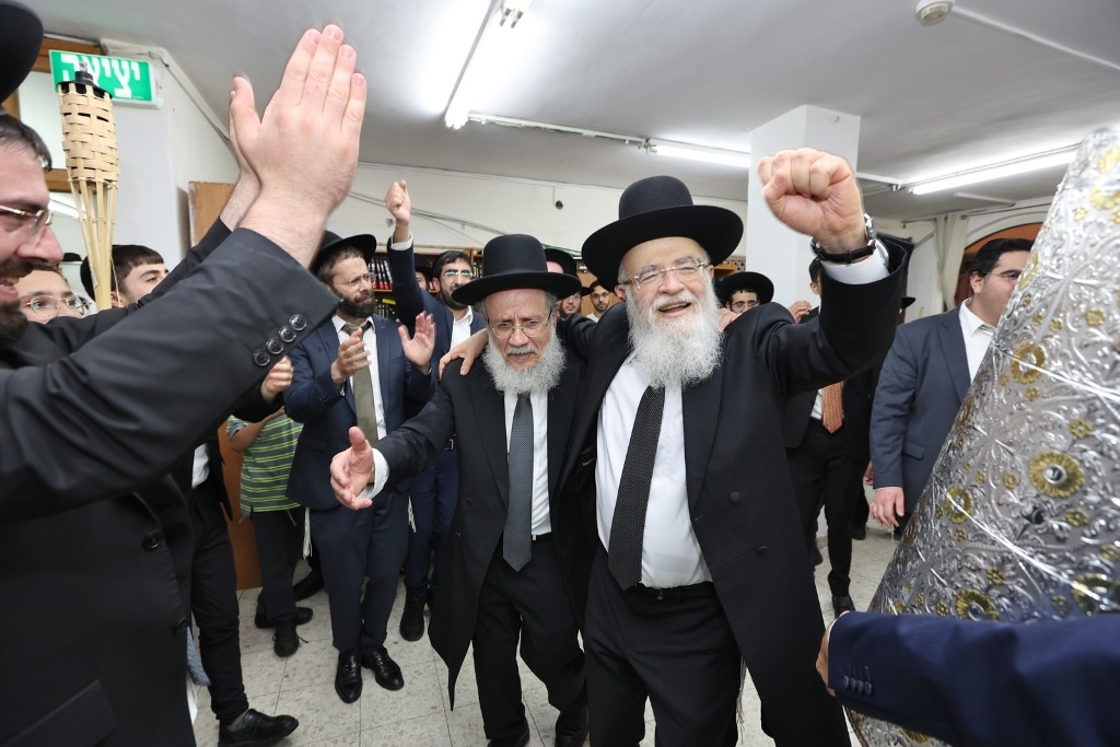 ב'אהבת תורה' הכניסו ספר תורה לע"נ אם הישיבה