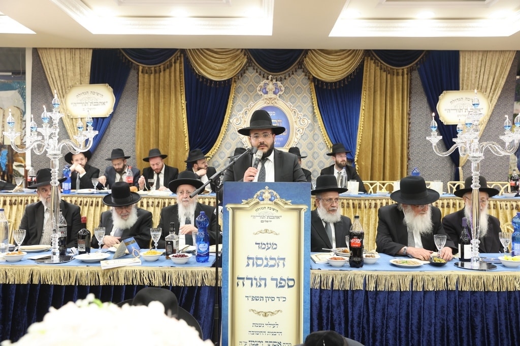 ב'אהבת תורה' הכניסו ספר תורה לע"נ אם הישיבה