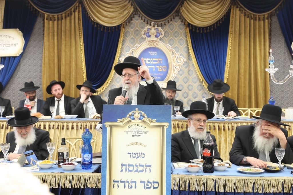 ב'אהבת תורה' הכניסו ספר תורה לע"נ אם הישיבה