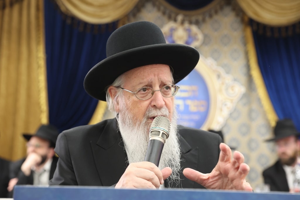 ב'אהבת תורה' הכניסו ספר תורה לע"נ אם הישיבה