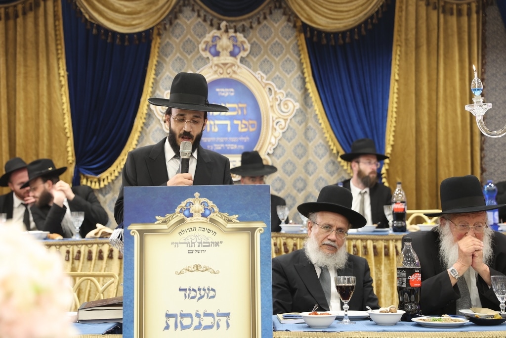 ב'אהבת תורה' הכניסו ספר תורה לע"נ אם הישיבה