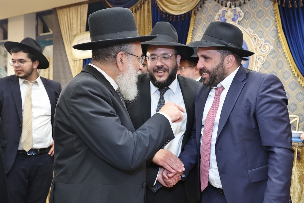 ב'אהבת תורה' הכניסו ספר תורה לע"נ אם הישיבה