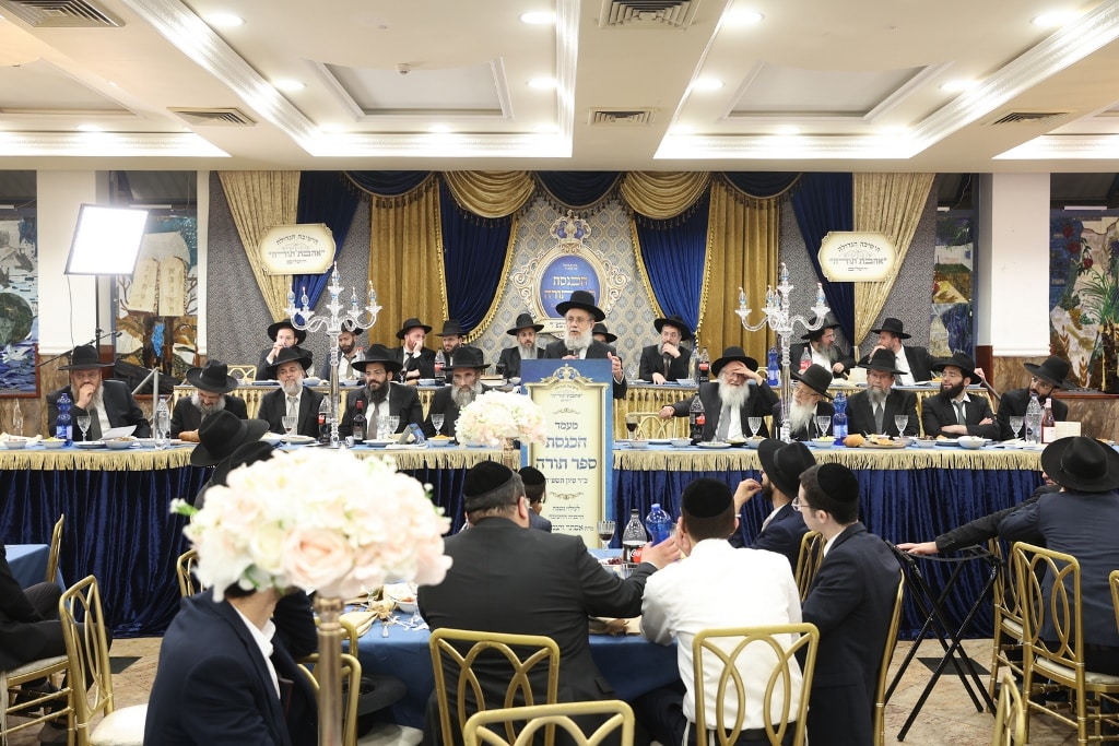 ב'אהבת תורה' הכניסו ספר תורה לע"נ אם הישיבה