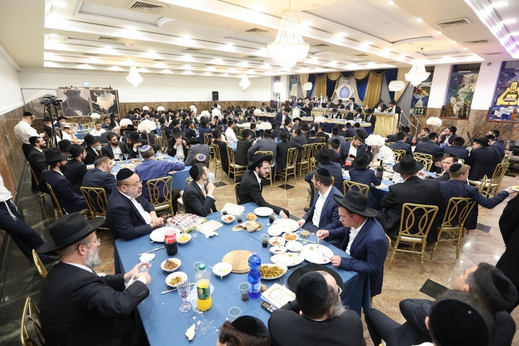 ב'אהבת תורה' הכניסו ספר תורה לע"נ אם הישיבה