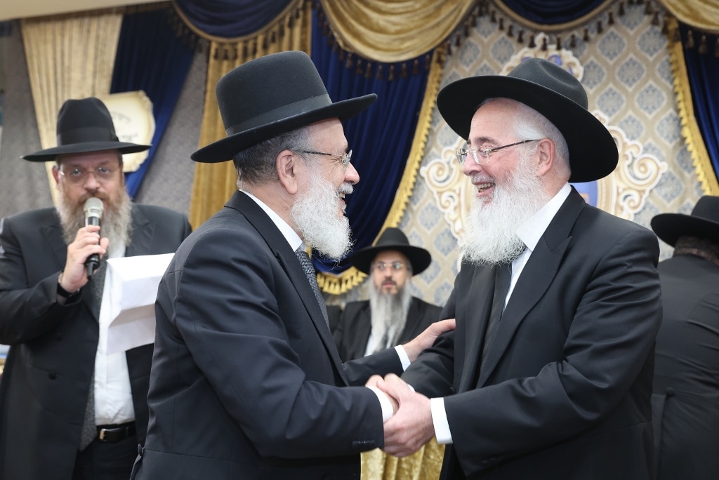 ב'אהבת תורה' הכניסו ספר תורה לע"נ אם הישיבה