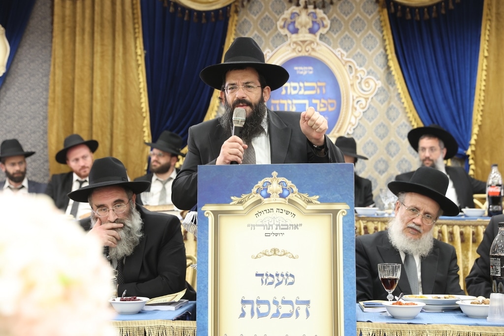 ב'אהבת תורה' הכניסו ספר תורה לע"נ אם הישיבה