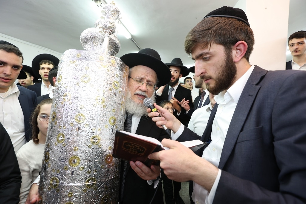 ב'אהבת תורה' הכניסו ספר תורה לע"נ אם הישיבה