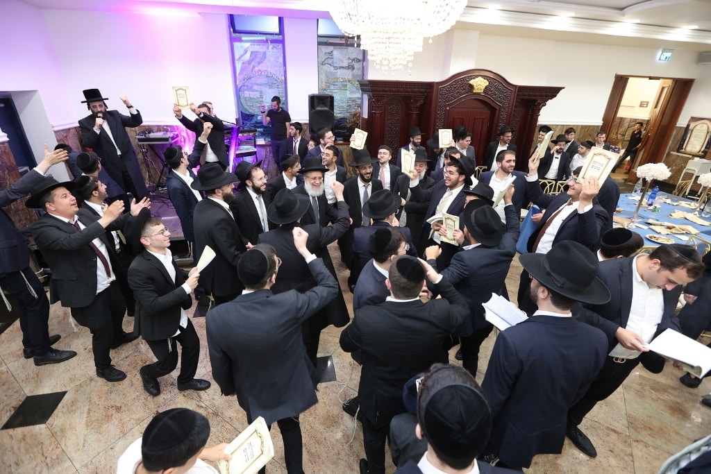 ב'אהבת תורה' הכניסו ספר תורה לע"נ אם הישיבה