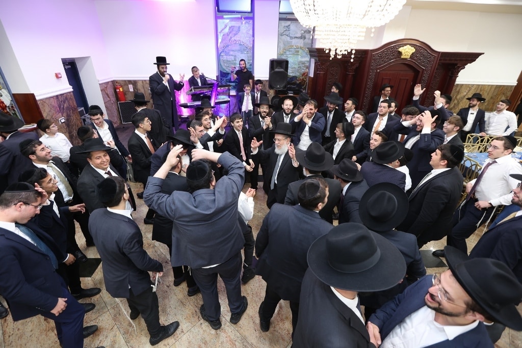 ב'אהבת תורה' הכניסו ספר תורה לע"נ אם הישיבה