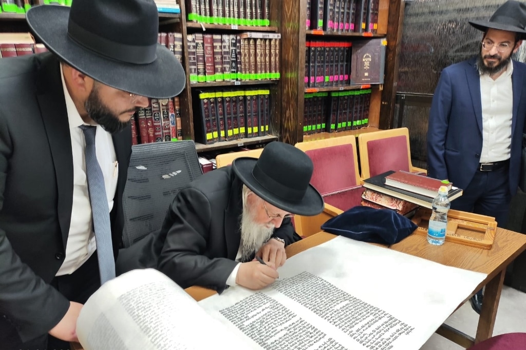 ב'אהבת תורה' הכניסו ספר תורה לע"נ אם הישיבה