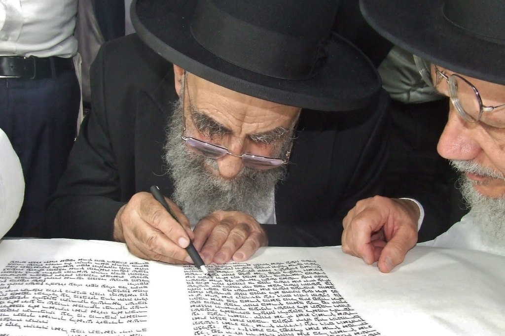 ב'אהבת תורה' הכניסו ספר תורה לע"נ אם הישיבה