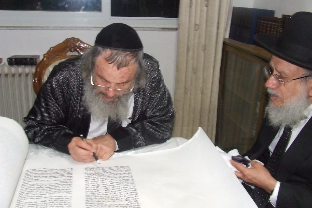 ב'אהבת תורה' הכניסו ספר תורה לע"נ אם הישיבה