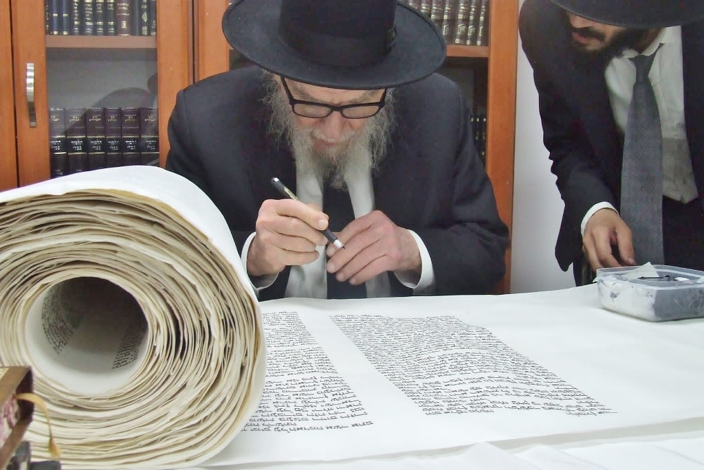 ב'אהבת תורה' הכניסו ספר תורה לע"נ אם הישיבה