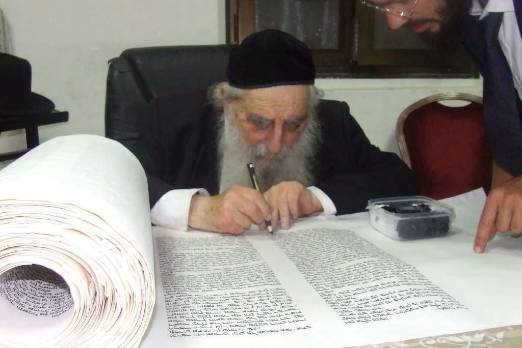 ב'אהבת תורה' הכניסו ספר תורה לע"נ אם הישיבה