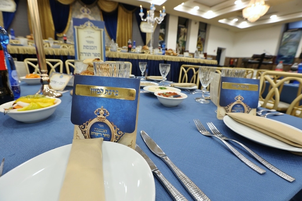 ב'אהבת תורה' הכניסו ספר תורה לע"נ אם הישיבה