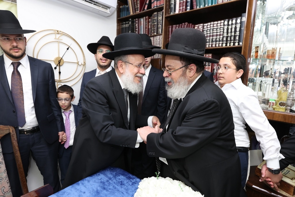 ב'אהבת תורה' הכניסו ספר תורה לע"נ אם הישיבה