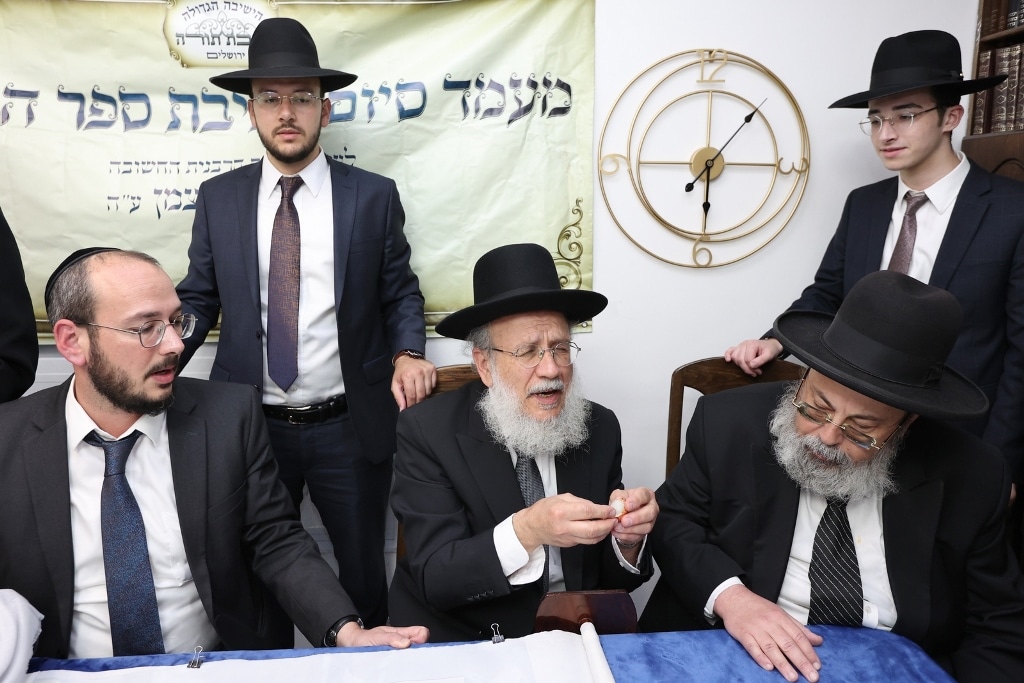 ב'אהבת תורה' הכניסו ספר תורה לע"נ אם הישיבה