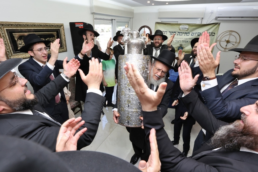 ב'אהבת תורה' הכניסו ספר תורה לע"נ אם הישיבה